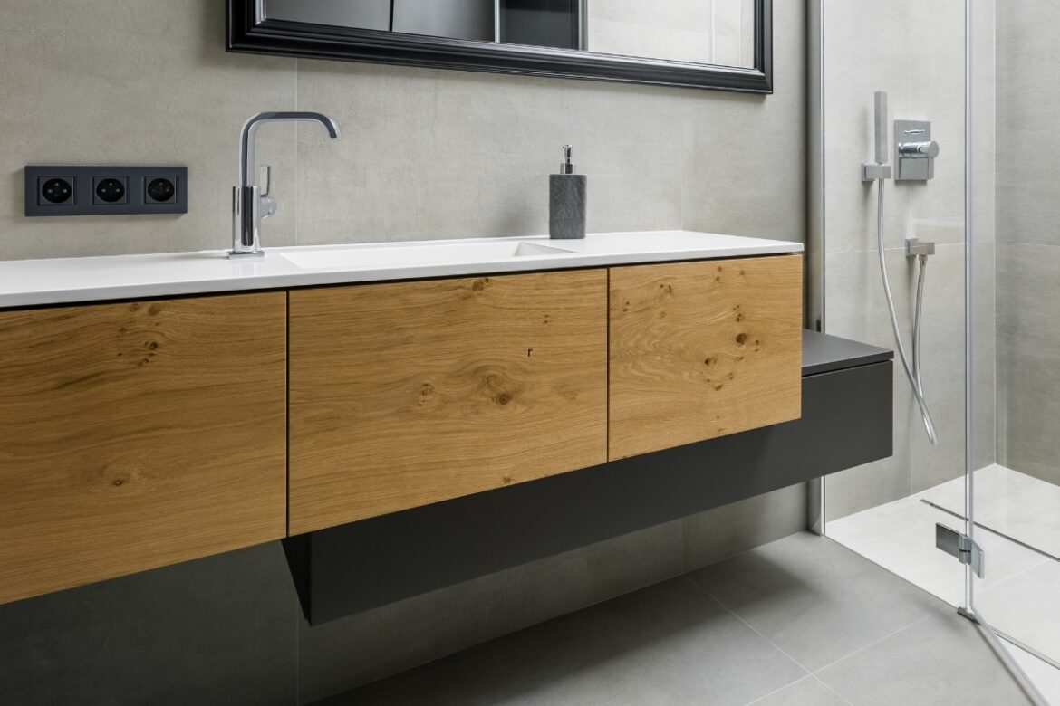 Szara łazienka z drewnem – jak urządzić i jakie dodatki wybrać?